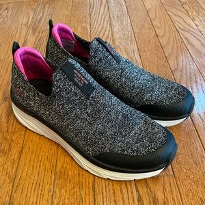 Women’s Sketchers D’Lux Walkers
